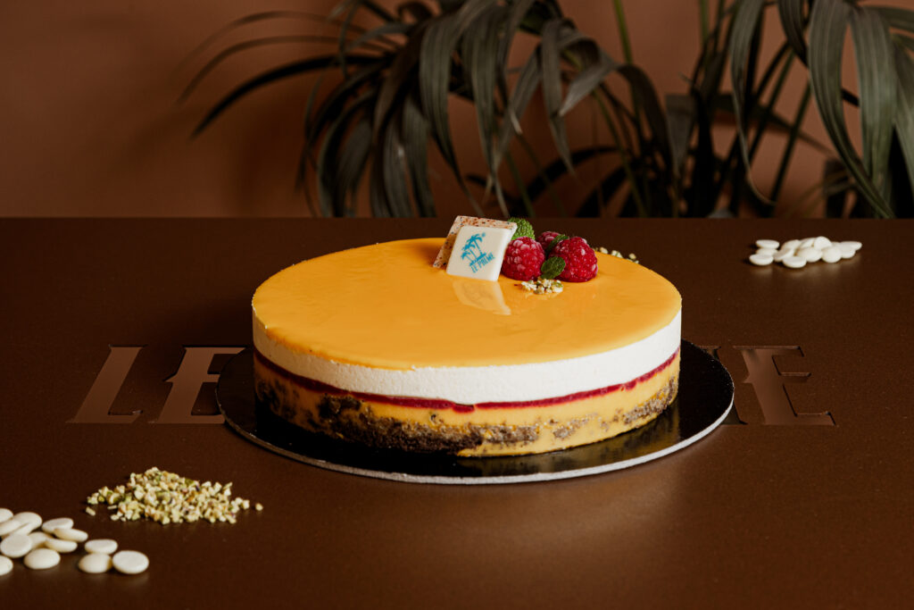 Torta esotica artigianale della pasticceria Le Palme a Velletri con strati di mango, lampone e bavarese al cioccolato bianco