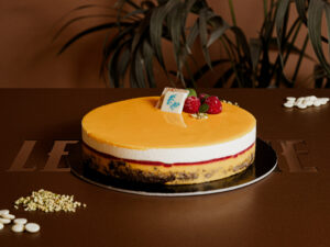 Torta esotica artigianale della pasticceria Le Palme a Velletri con strati di mango, lampone e bavarese al cioccolato bianco