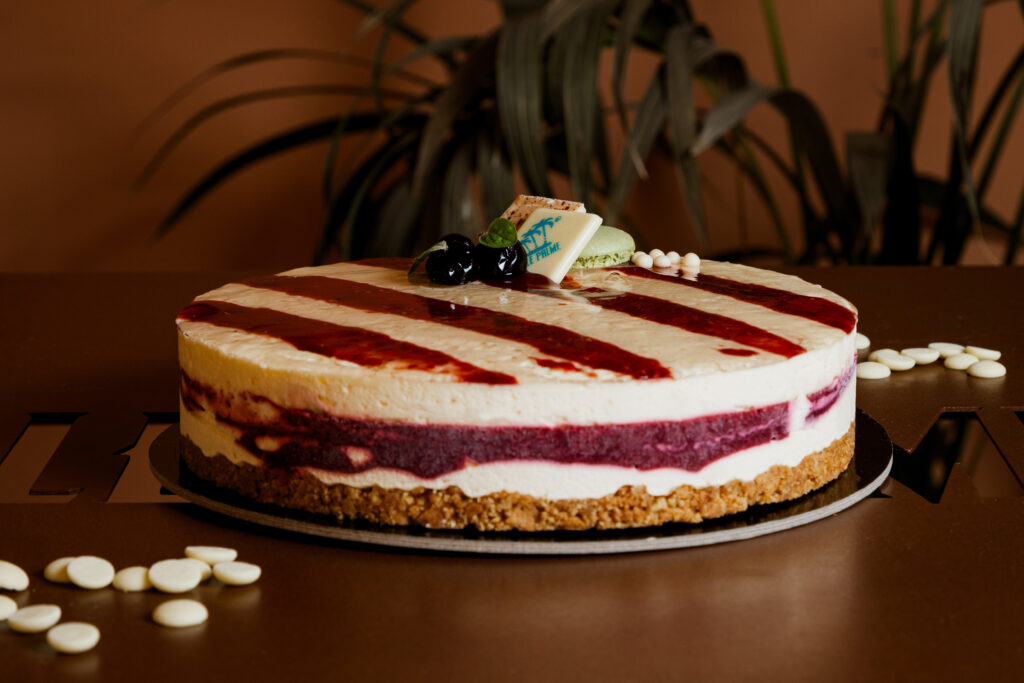 Cheesecake artigianale della pasticceria Le Palme a Velletri con base di biscotti digestive e geleè ai frutti rossi